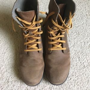 Women’s brown leather Chaco boots size 9